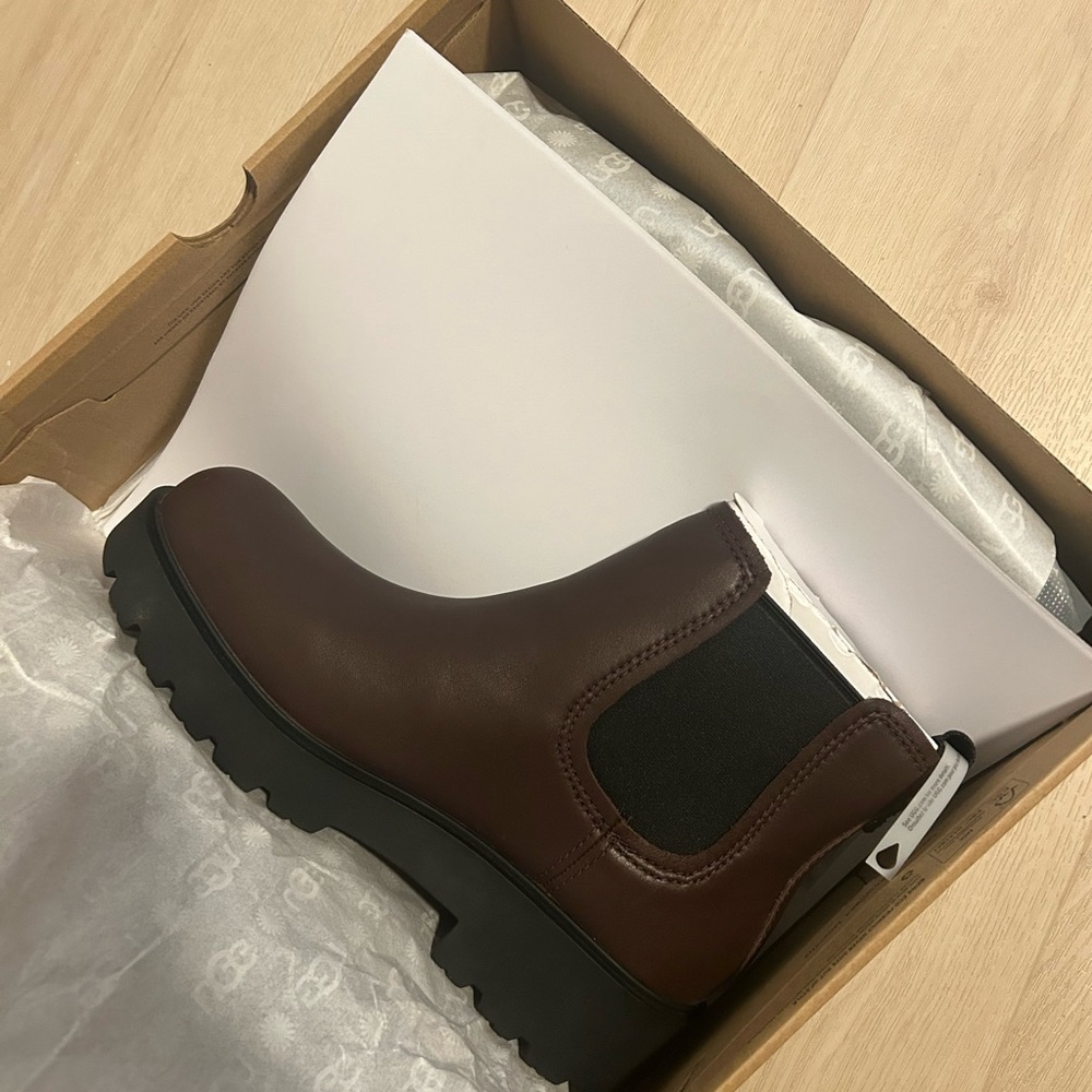 UGG women burgundy Chelsea Boots